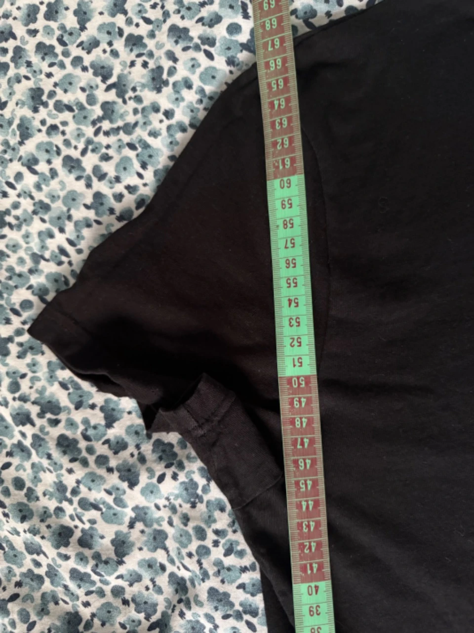 Camiseta preta com bolso cinza – photo 4
